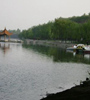 黃水河兩岸生機(jī)盎然，綠意蔥蘢，走在兩岸曲徑通幽的小路上，暗香來(lái)襲，沁人心脾，成為西寧市的一處天然氧吧。